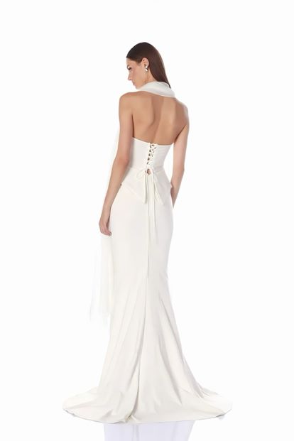 Abendkleid mit Knochenfisch Ausschnitt und Steinverzierungen